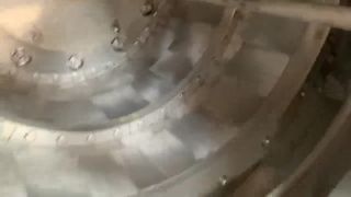 Центрифуга непрерывного действия с толкателем для разделения кристаллов удобрений